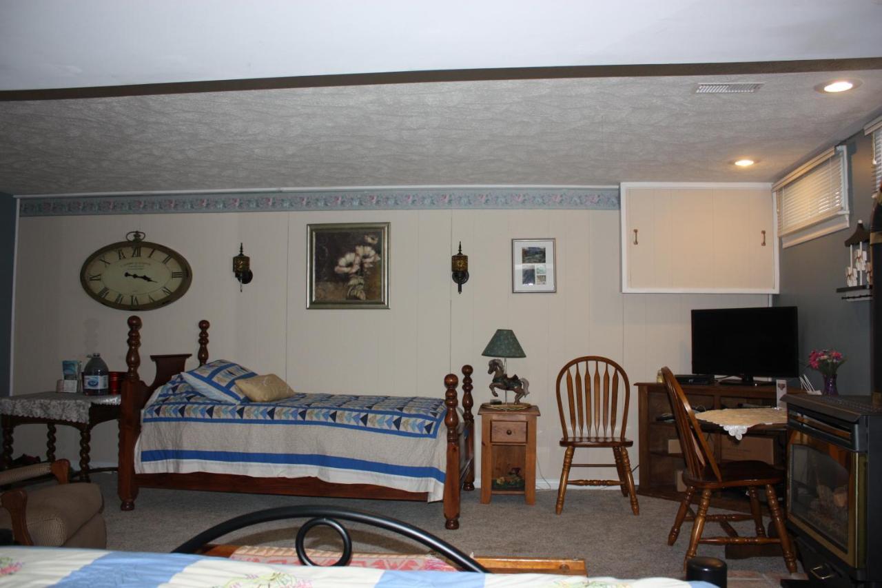 Carrousel Bed & Breakfast Cayuga Δωμάτιο φωτογραφία