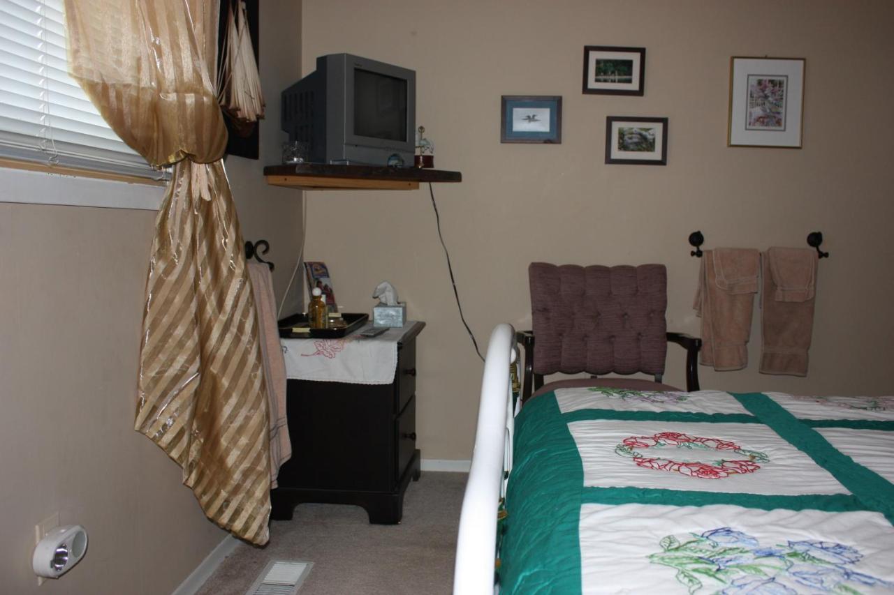 Carrousel Bed & Breakfast Cayuga Δωμάτιο φωτογραφία